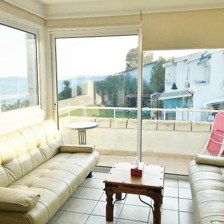First Line Spacious House / 20m To The Beach! بيت للعطل لارنكا