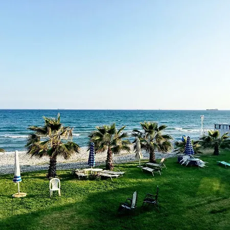 First Line Spacious House / 20m To The Beach! Holiday home Larnaca