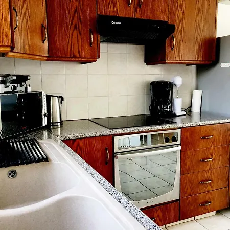 First Line Spacious House / 20m To The Beach! * Larnaca
