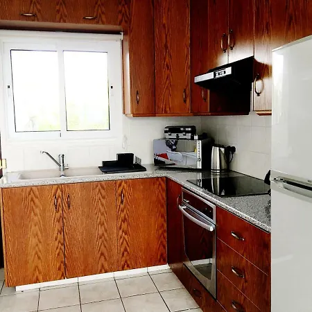 First Line Spacious House / 20m To The Beach! Vakantiehuis Larnaca